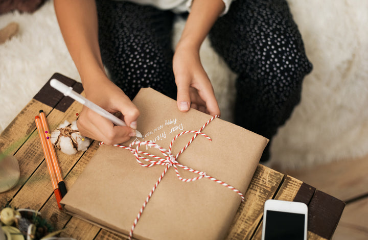 Wrapping gifts with sustainable wrapping paper