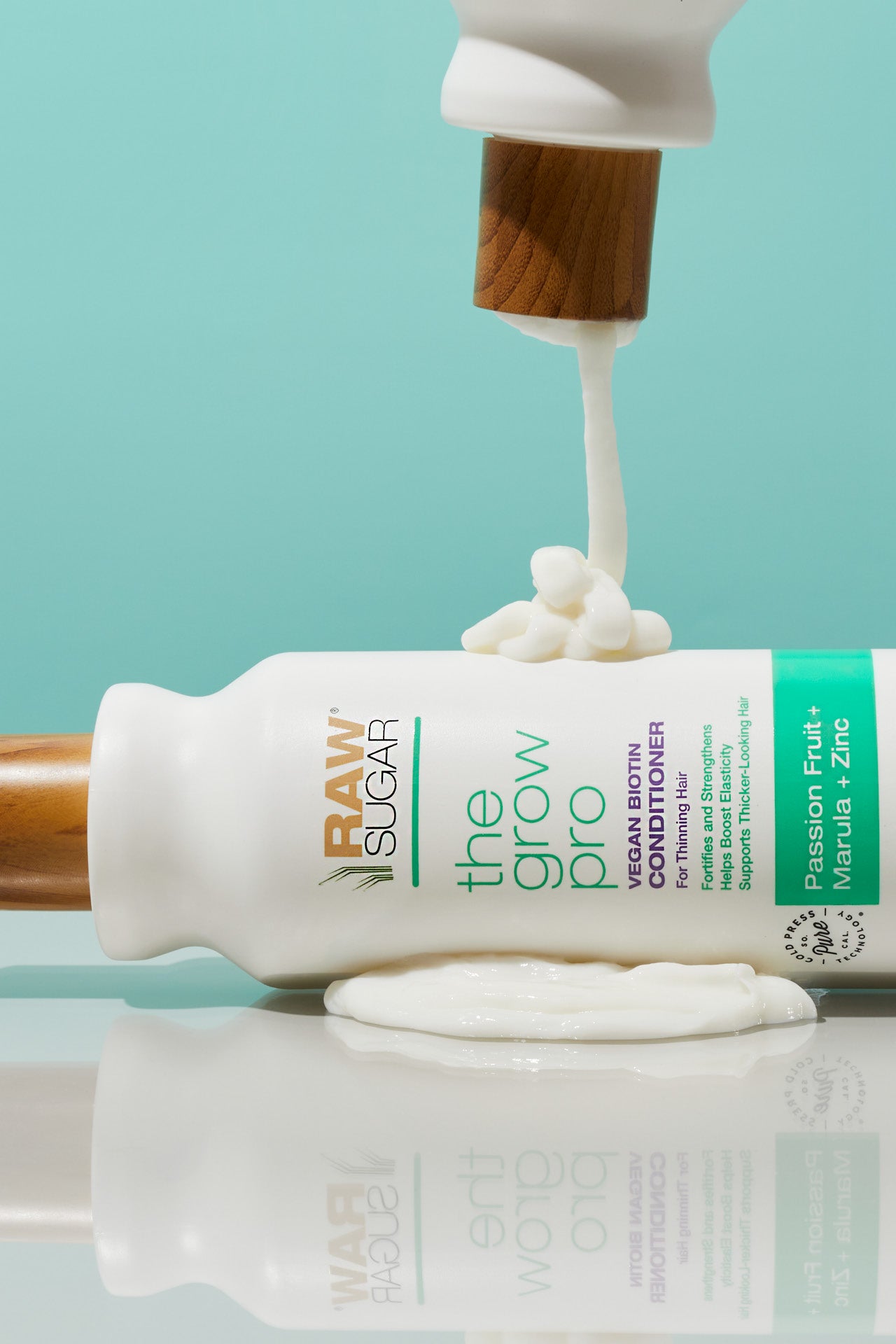 the grow pro conditioner pouring on to bottle
