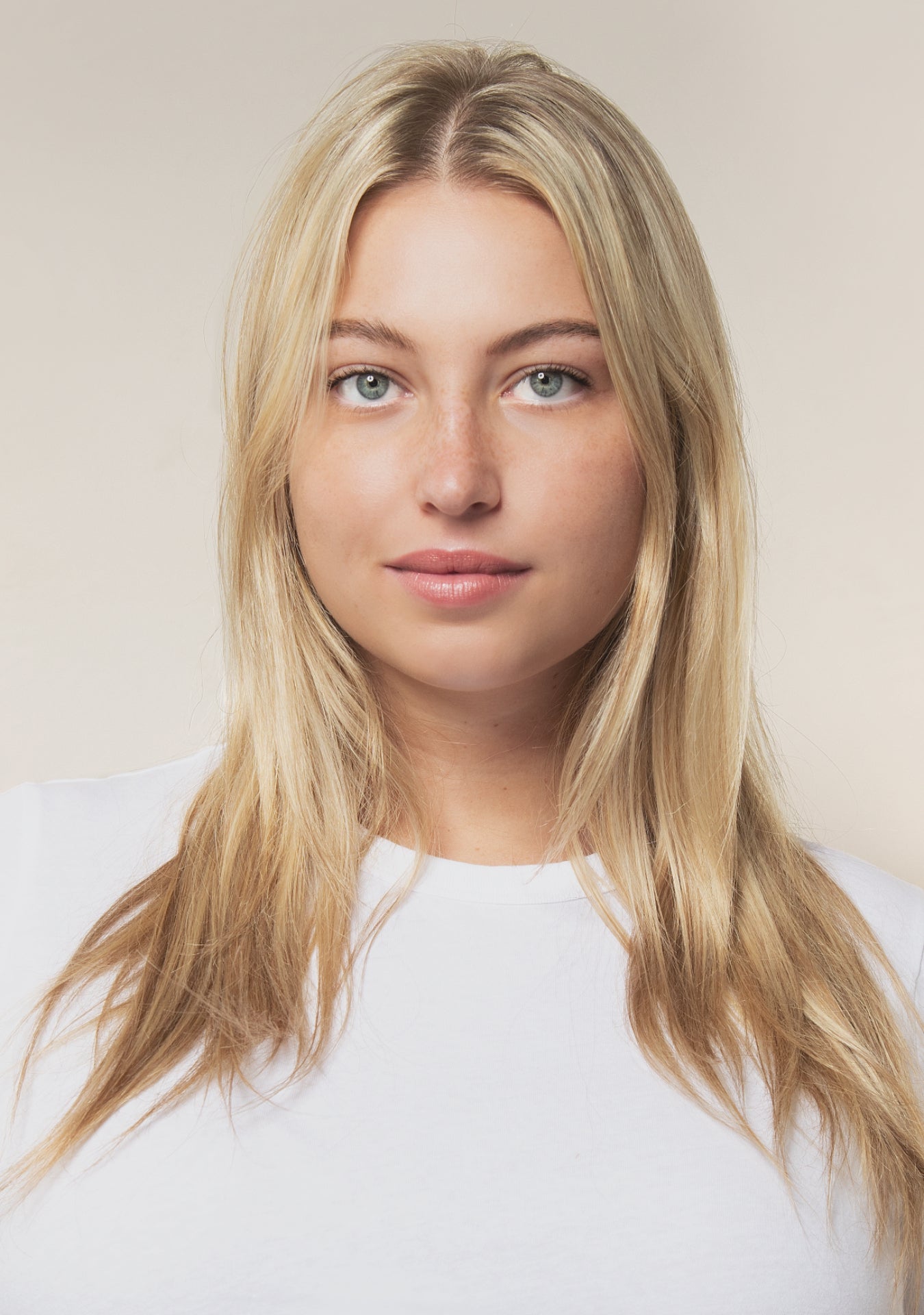 before and after of Moisture Smoothie, designed to help moisturize hair with clean ingredients.