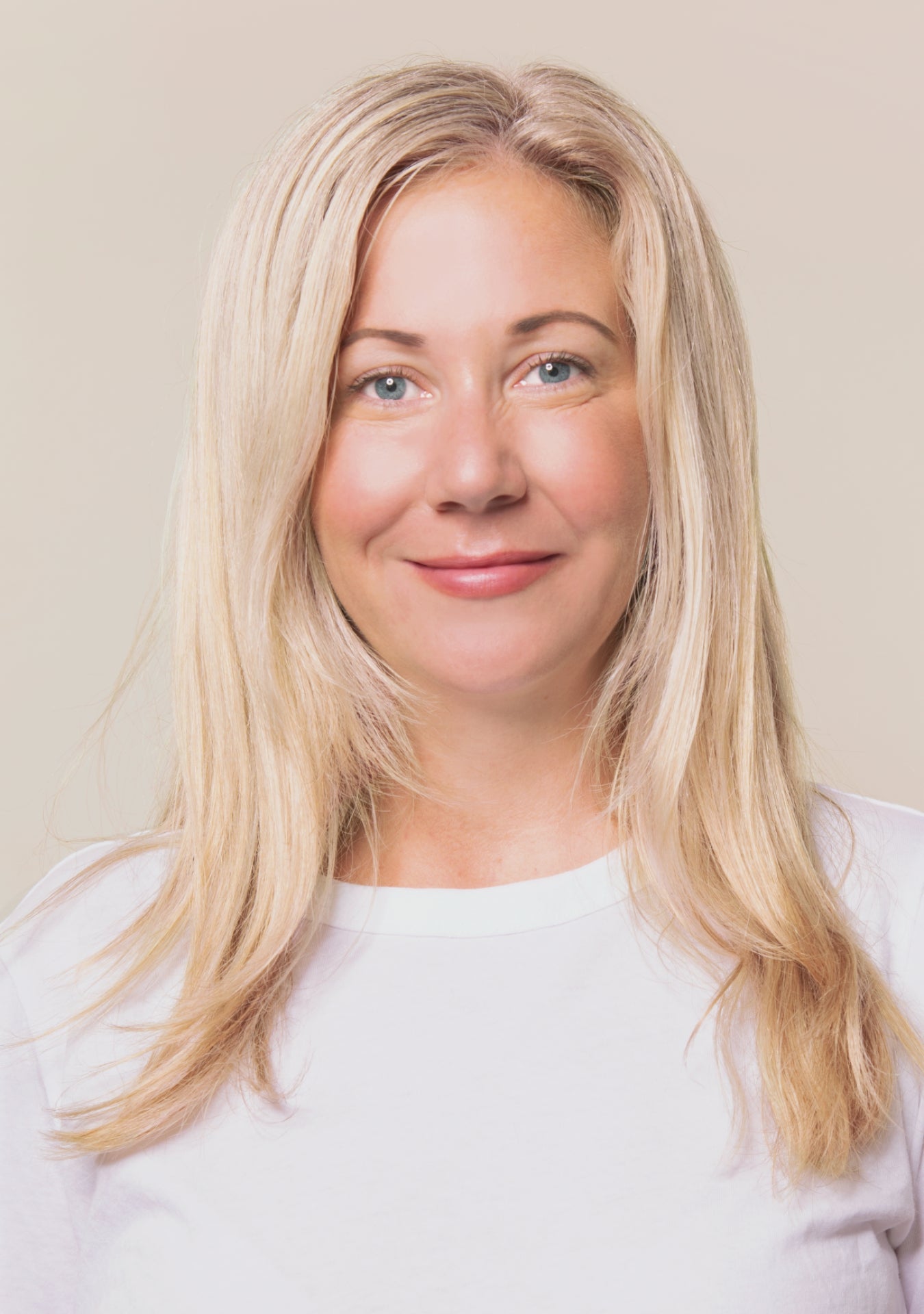 before and after using the Volume Revive Shampoo, designed to help replenish hair with clean ingredients.